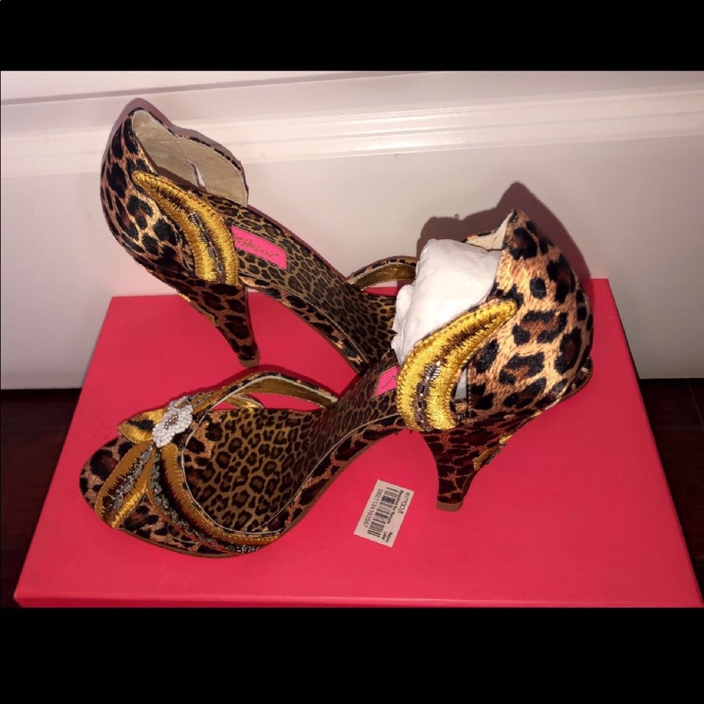 Betsey Johnson Aggie heels NWT